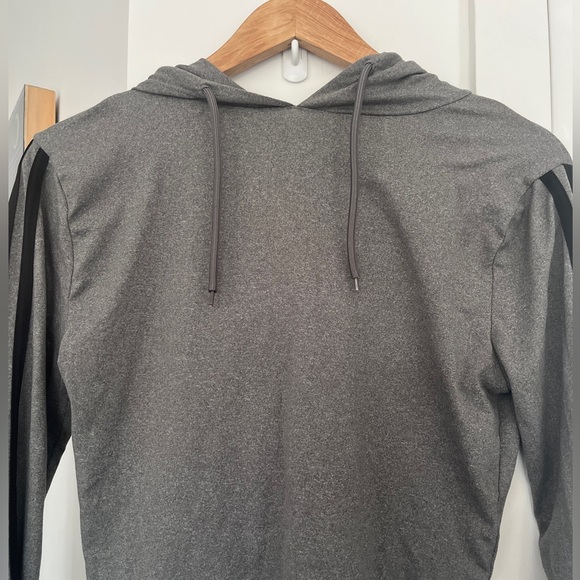 Cropped stretchy grey hooded top - Picture 2 of 6
